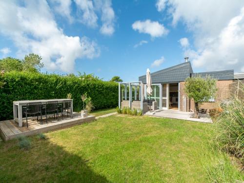 tuin, Bungalow in Callantsoog near the Beach in Callantsoog