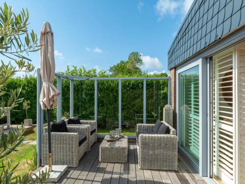 balkon/taras, Bungalow in Callantsoog near the Beach in Callantsoog