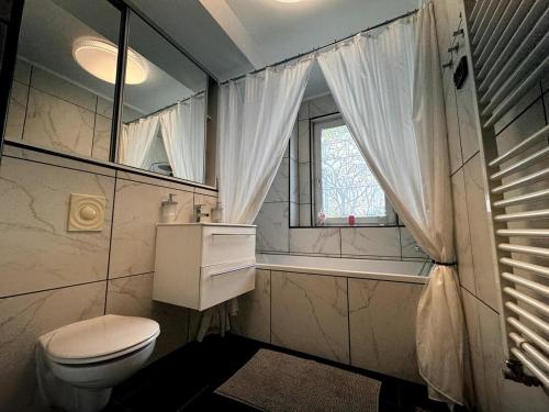 Super Central 2-Storey Apartment - image 7
