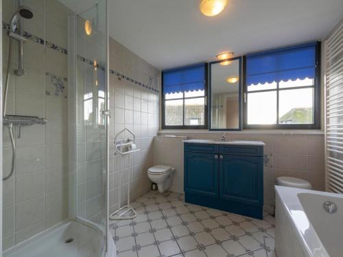 Ванна кімната, Villa near beach with sauna and fenced garden in Калантсог