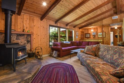 Serene Tahoe Donner Cabin mins to Lake, Ski, Golf – khách sạn tại Northwoods