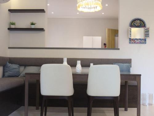 Beautiful 2BR Apartment w Garden - image 13