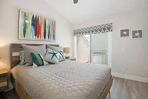 Chic Upstairs Condo Steps from Strands Beach – khách sạn tại Dana Point