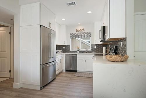 Chic Upstairs Condo Steps from Strands Beach in Dana Point