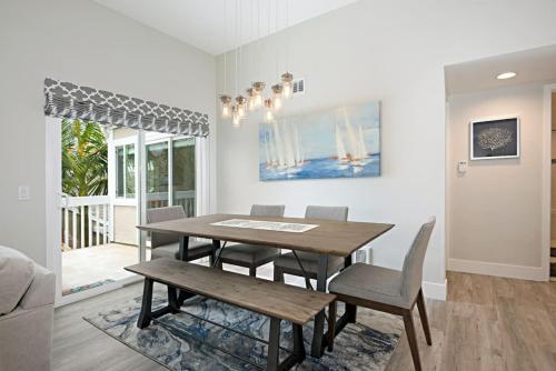 Chic Upstairs Condo Steps from Strands Beach in Dana Point