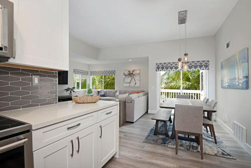 Chic Upstairs Condo Steps from Strands Beach in Dana Point