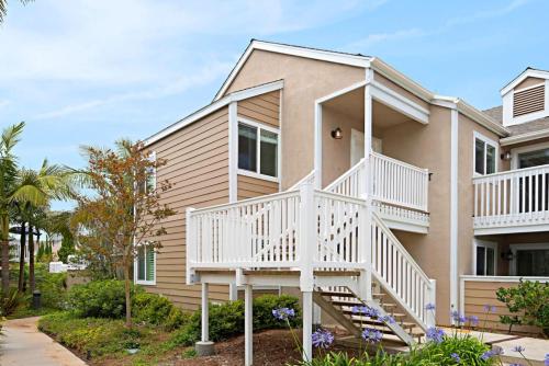 Chic Upstairs Condo Steps from Strands Beach in Dana Point