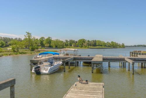 Lake Conroe Queen Studio Cabin 5 in 威利斯