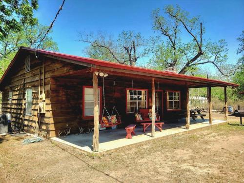 TJs Escape Landmark Oak Tree 1mile2river in Rio Frio (TX)