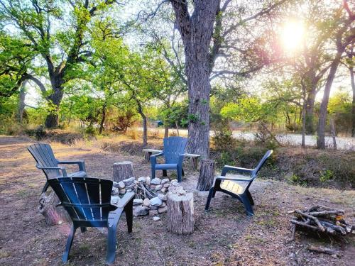 TJs Escape Landmark Oak Tree 1mile2river in Rio Frio (TX)