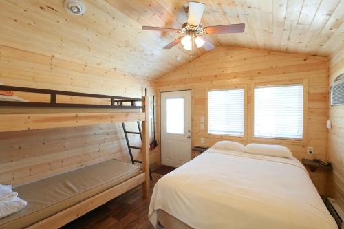 Lake Conroe Queen Studio Cabin 5 in Willis, USA