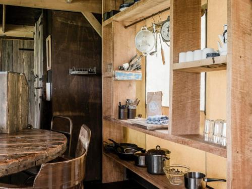 Küche, Charming Woodlodge Stay in Callantsoog