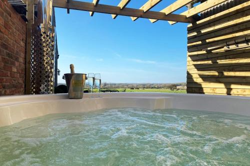 The Old Tractor Shed Luxury Private Hot Tub & View in Sutton Cheney