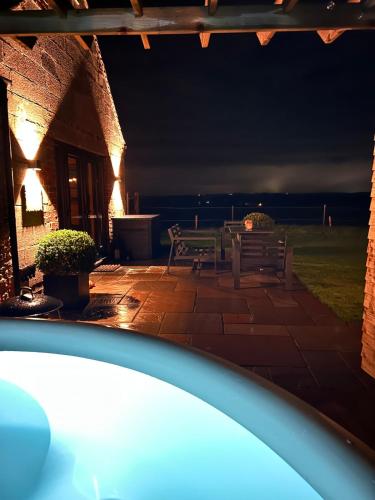 The Old Tractor Shed Luxury Private Hot Tub & View in Sutton Cheney