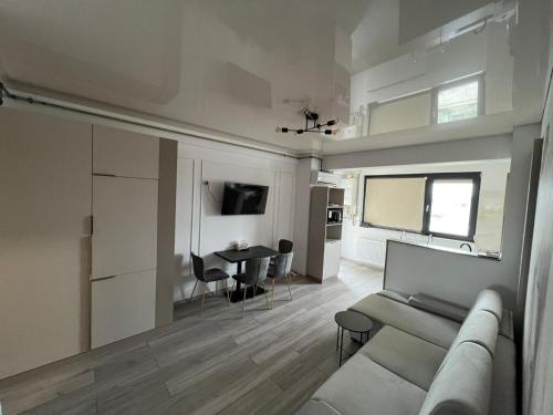 One-Bedroom Apartment with Sea View image 7
