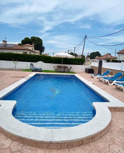 CASA CON PISCINA y BARBACOA