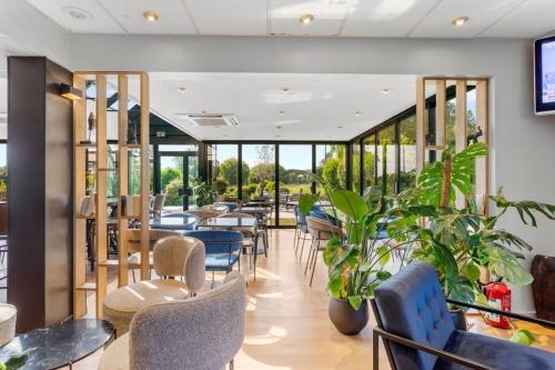 ห้องส่วนกลางสำหรับนั่งเล่น/ดูทีวี, กีริอ๊าด โดวีล แซ็ง อาร์นูลต์ (Kyriad Deauville - Saint Arnoult) in ทรูวีล-ซู-แมร์