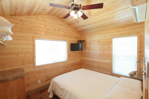 Lake Conroe Two-Bedroom Cabin 13 in Willis (TX)