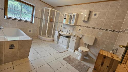 Duša, Ruhiges Ferienzimmer mit eigenem Bad am Waldrand in Urbach (Rhineland-Palatinate)