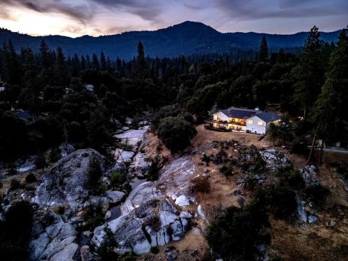 Riverfront Serenity with Stunning Views, Mariposa