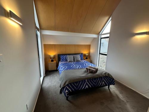 Airport Retreat 4 Bedrooms 8 Guests in برنسايد