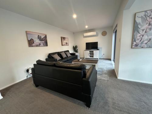 Airport Retreat 4 Bedrooms 8 Guests in برنسايد