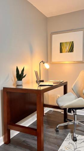 Business center, 3BR Executive Stay 15 Min to ATL Airport Fast Wi-Fi Free Parking in Collier Heights