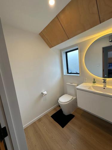 Bathroom, Airport Retreat 4 Bedrooms 8 Guests in Burnside