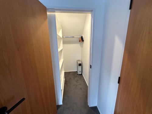 Airport Retreat 4 Bedrooms 8 Guests in برنسايد