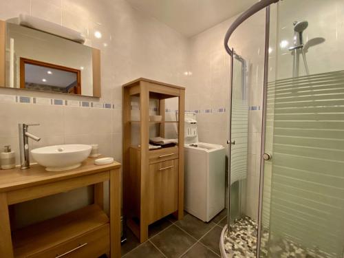 Gîte Blavozy, 2 pièces, 3 personnes - FR-1-582-57 (Charmante maisonnette a Blavozy, proche du Puy-en-Velay, avec terrasse privative, WiFi, et parking -) in 布拉瓦濟