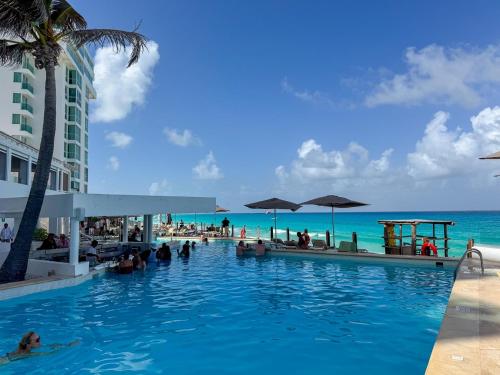 Spectacular sunrise, ocean view, relaxing jacuzzi in Cancún, Mexico