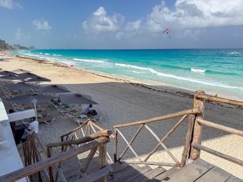Spectacular sunrise, ocean view, relaxing jacuzzi in Cancún, Mexico