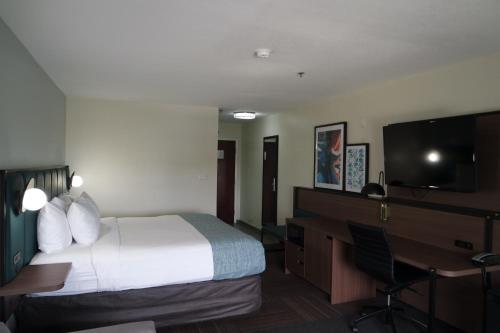 Sleep Inn & Suites by Choice Hotels I-95 Newest in Kingsland 40 Item Hot Breakfast Sparkling Saltwater Mineral Pool open until 12 Midnight - image 7