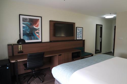 Sleep Inn & Suites by Choice Hotels I-95 Newest in Kingsland 40 Item Hot Breakfast Sparkling Saltwater Mineral Pool open until 12 Midnight - image 9