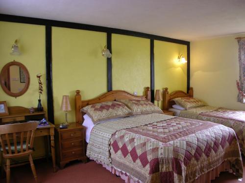 1 double bed, 1 twin bed