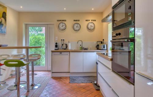 virtuve, Stunning Home In Fontaine-Henry in Fontaine-Henry