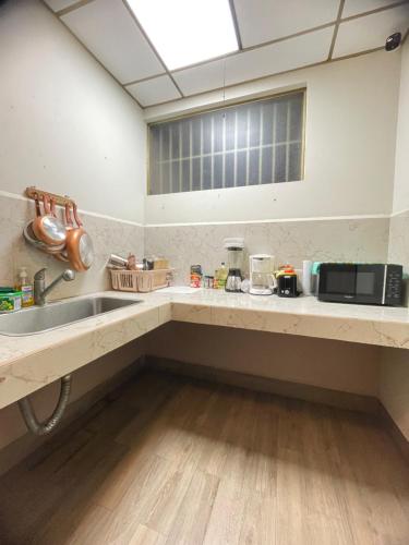 Kitchen, Mountain View Hostel in Santa Ana