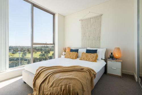 Top Floor 2BR Pool Gym Parking Airport City - image 3