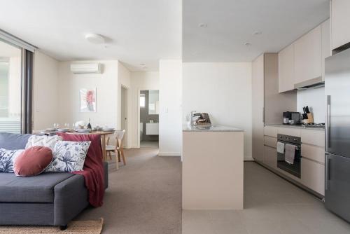 Top Floor 2BR Pool Gym Parking Airport City - image 9