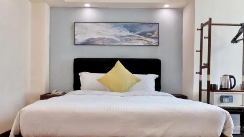 Premier Double Room image 3