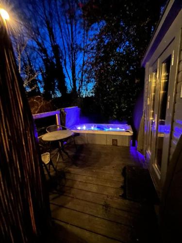 River Side Cabin with Hot tub Snowdonia in Pen-y-bryn