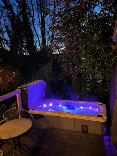 River Side Cabin with Hot tub Snowdonia in Pen-y-bryn