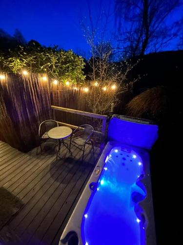River Side Cabin with Hot tub Snowdonia in Pen-y-bryn