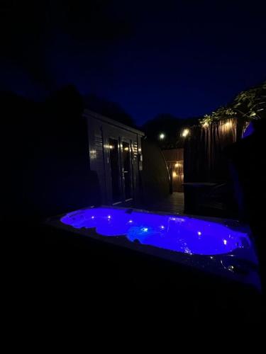 River Side Cabin with Hot tub Snowdonia in Pen-y-bryn
