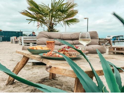 A környék, Houseboat on and around the Sneekermeer in Offingawier