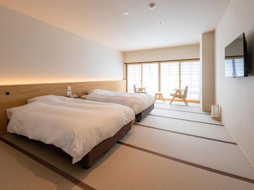 2 twin beds, 1 sofa bed