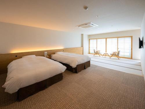 2 twin beds, 2 futon beds