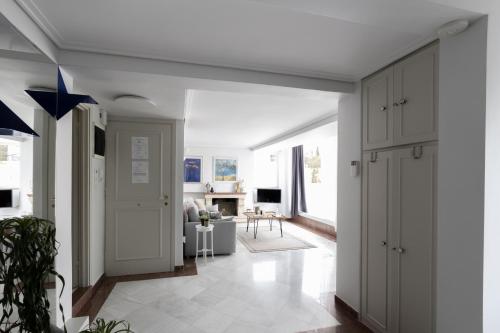 Wake Up to the Acropolis in a Hidden Gem - image 8
