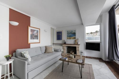 Wake Up to the Acropolis in a Hidden Gem - image 14