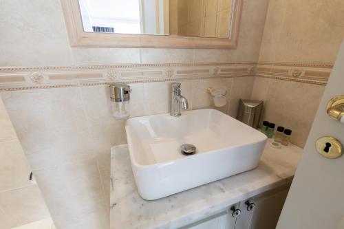 Wake Up to the Acropolis in a Hidden Gem - image 2